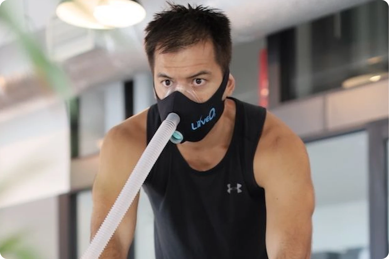 Athlete training with LiveO2 oxygen mask